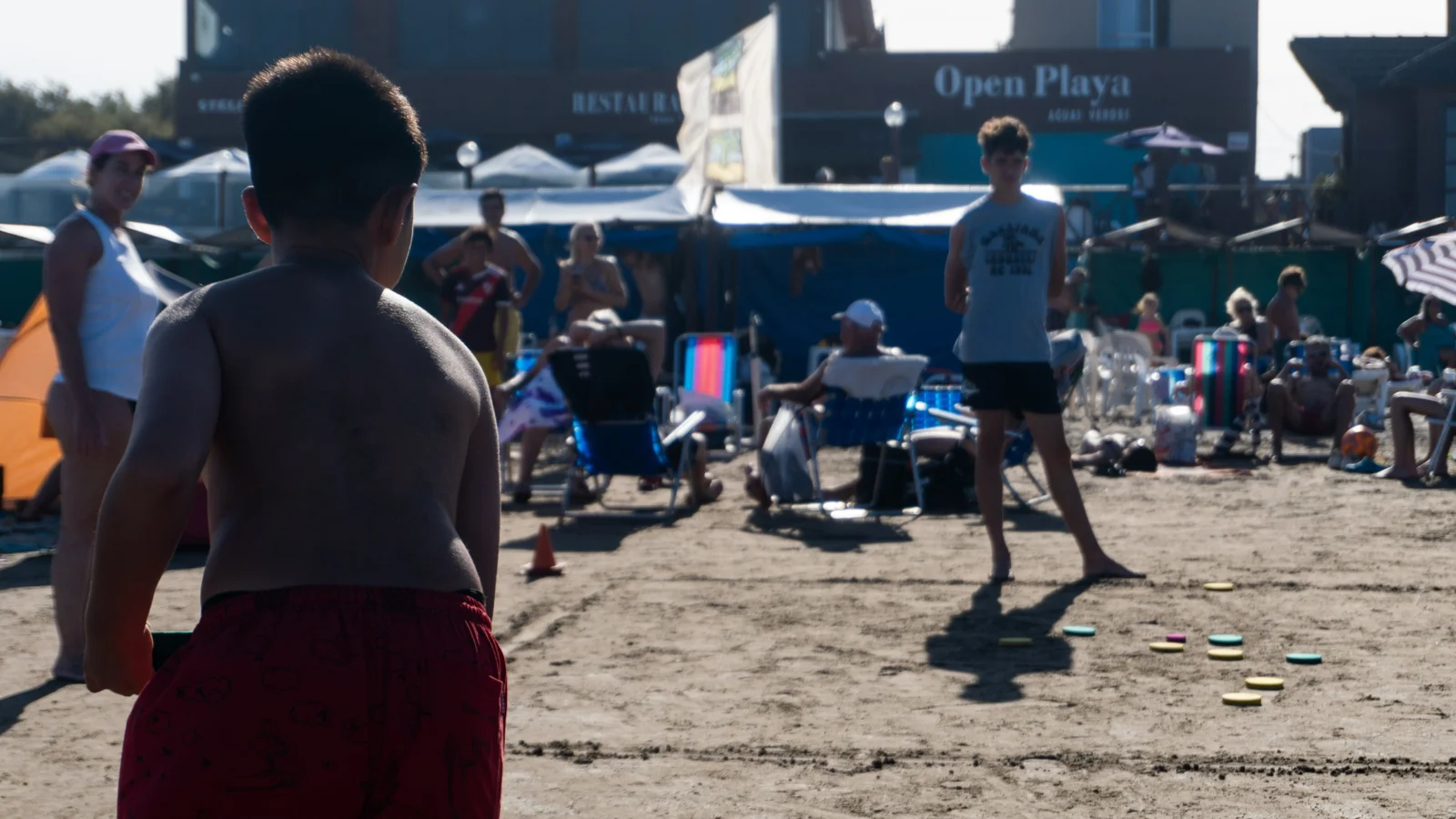 Chicos compartiendo juegos en la arena de Open Playa