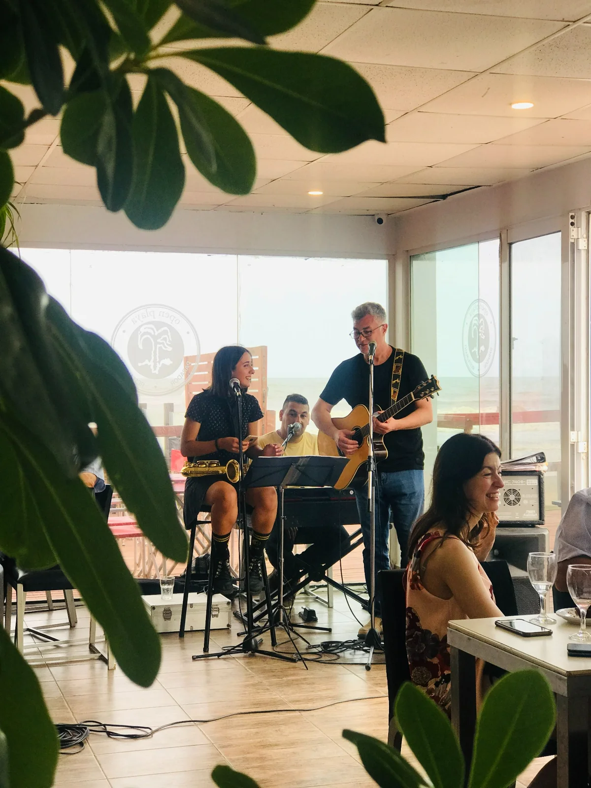 Presentación de música en vivo en el restaurante Open Playa