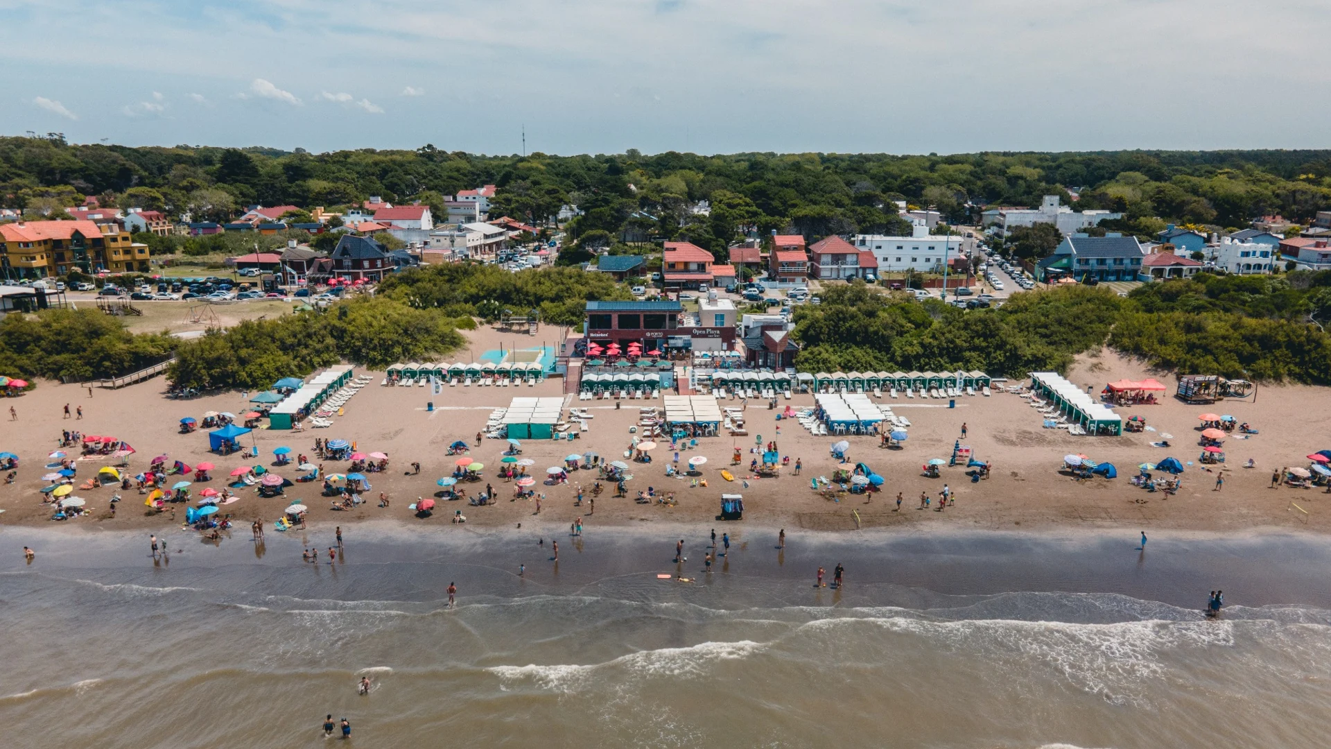 Vista aérea de Open Playa, sus carpas y restaurante frente al mar en Aguas Verdes